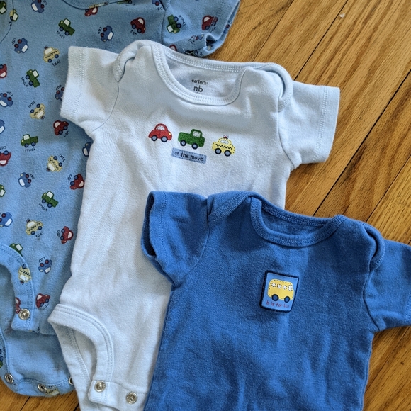 ☁️ 5/$20 Three Piece Carter's Onesies NB - Picture 2 of 4